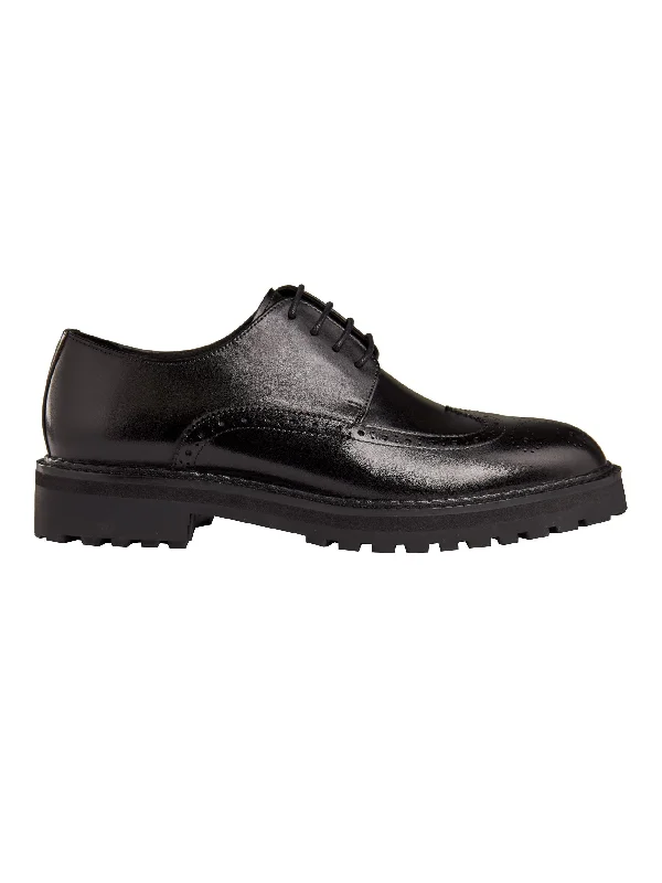 Men's loafers with a perforated leather upper for ventilationBLACK SEMI BROGUE DERBY SHOES