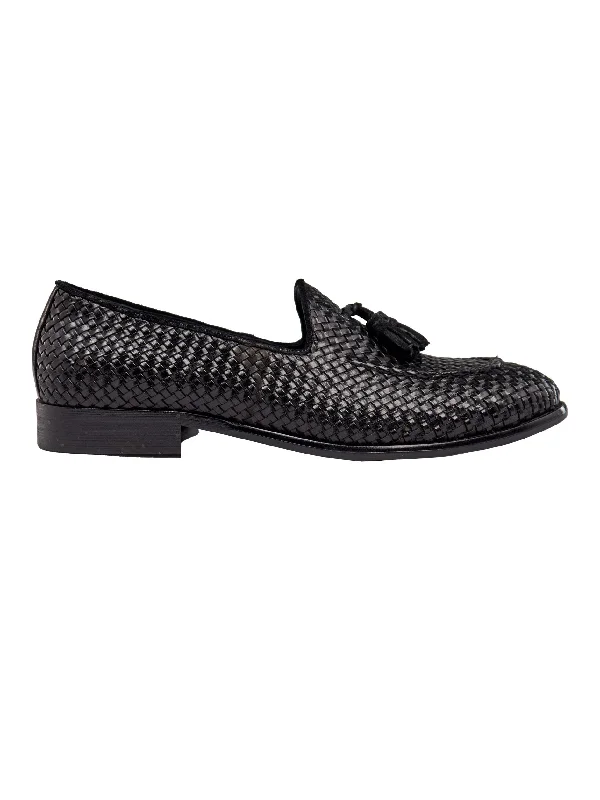 Men's loafers with a smooth leather finishBLACK WOVEN LEATHER TASSEL LOAFER