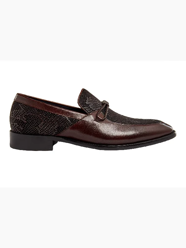 Men's loafers in a neutral color like black or brownBROWN LEATHER PRINTED LOAFERS