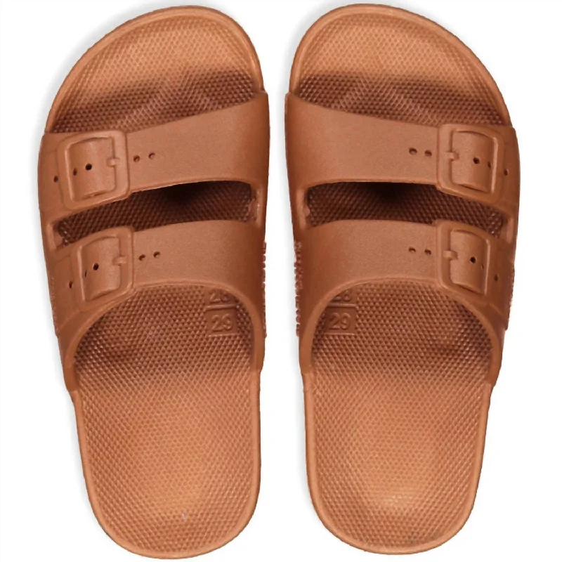 Men's sandals with a buckle closureMen's Basic Sandal In Toffee