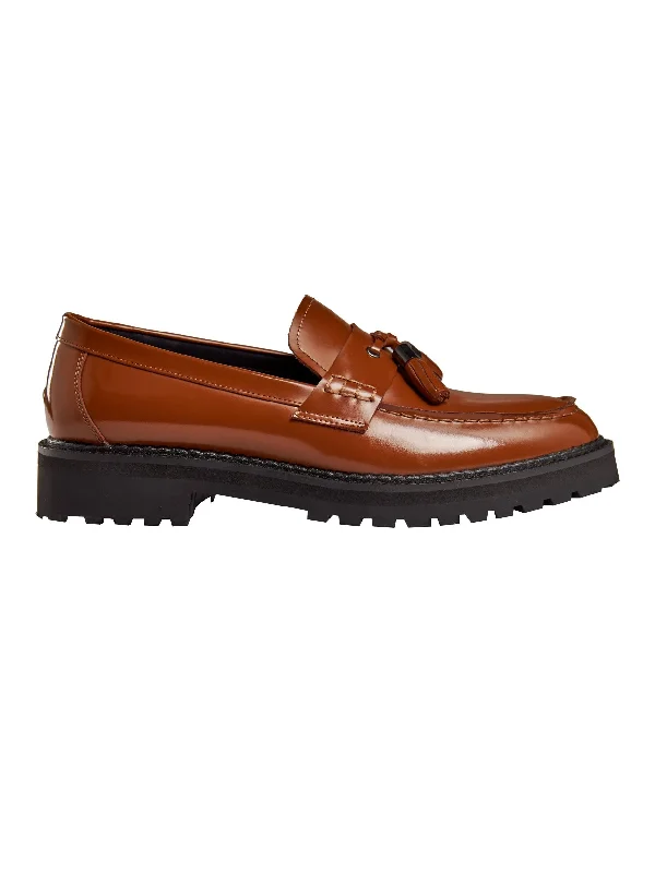 Men's loafers with a perforated leather upper for ventilationTAN PATENT LEATHER TASSEL LOAFERS