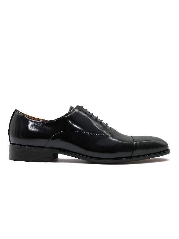 Men's loafers with a smooth leather finishTOE CAP OXFORDS IN BLACK PATENT LEATHER