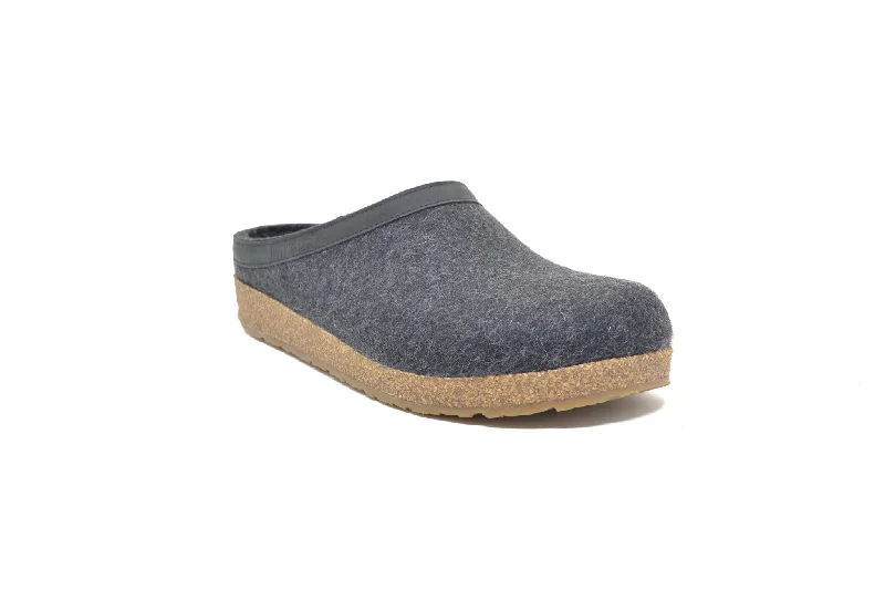 Men's slippers with a logo patch on the sideHAFLINGER