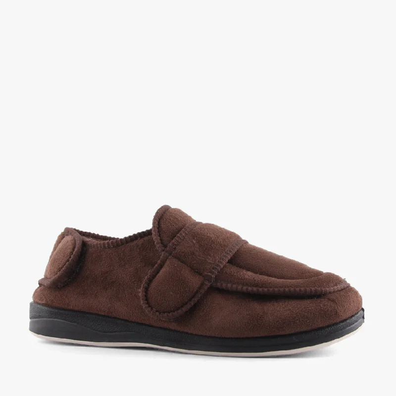 Men's slippers with a non - slip outsole for safetyEDISON BROWN