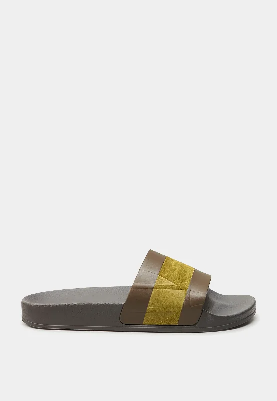 Men's slippers with a stretchy side panel for a better fitFrescobol Humberto Sliders Striped Spinach