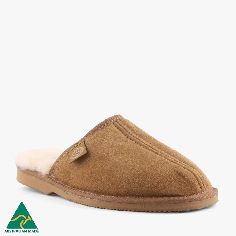 Men's slippers with a decorative pom - pom or tasselIAN CHESTNUT SCUFF