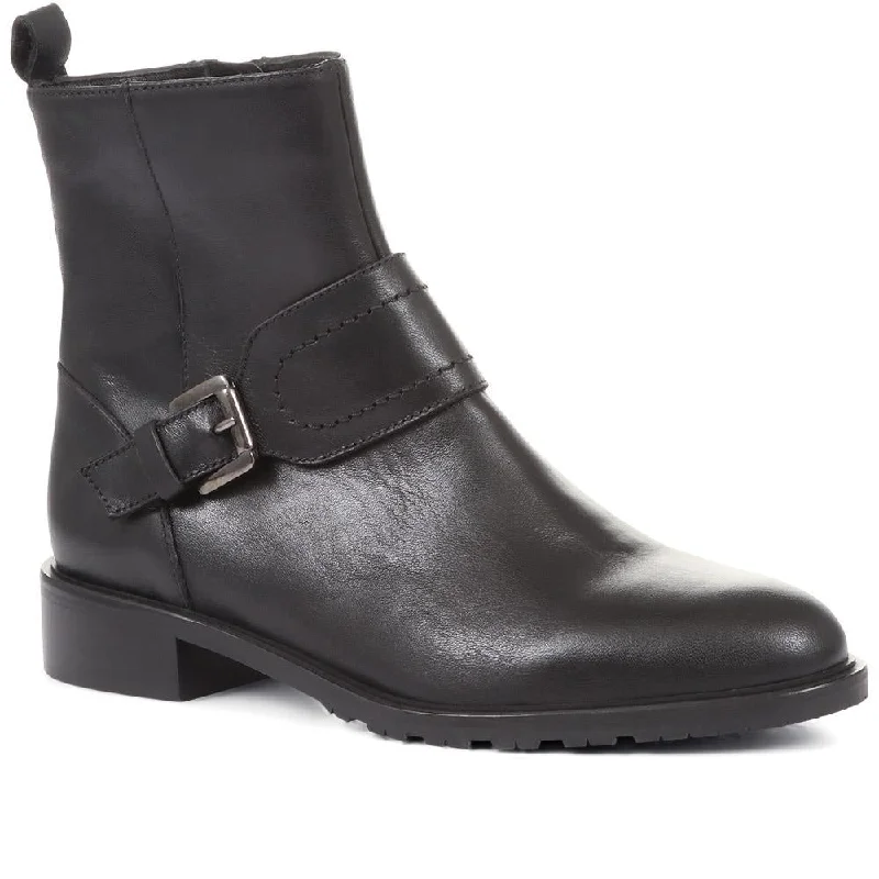 Men's casual shoes with a soft insole for cushioningLaurel Leather Buckle Ankle Boots - LAUREL / 322 542