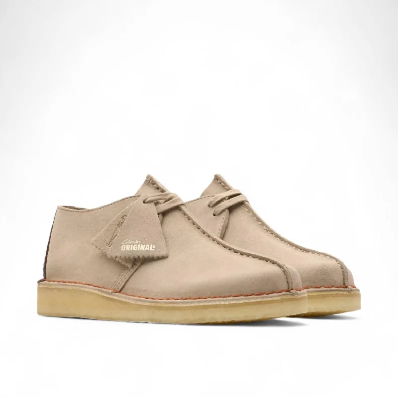 Men's Oxford shoes with a buckle closure and a pointed toeMen's Desert Trek Oxford Shoes In Sand Suede