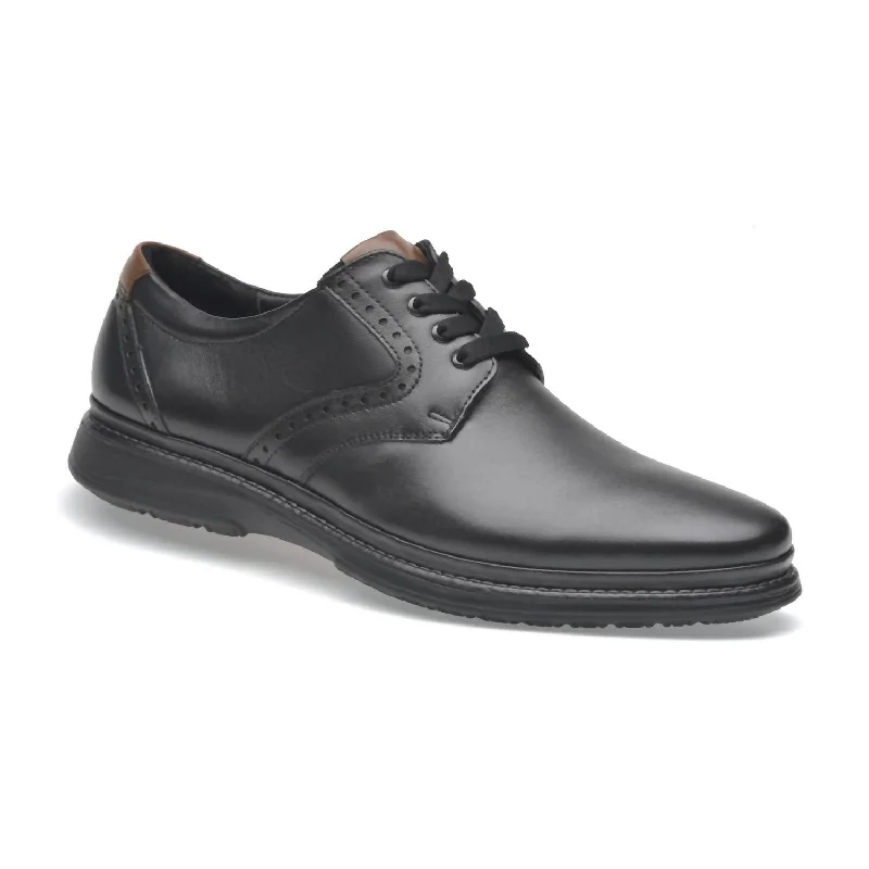 Men's Oxfords with a lace - up closure and a narrow fitMen's Oxfords Baruc In Black