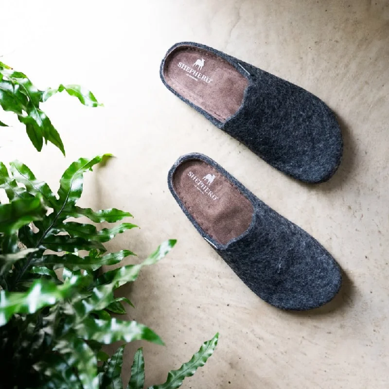 Men's slippers with a rubber sole for outdoor useSAMUEL Shepherd Mens Wool Slip On Slippers with Sole