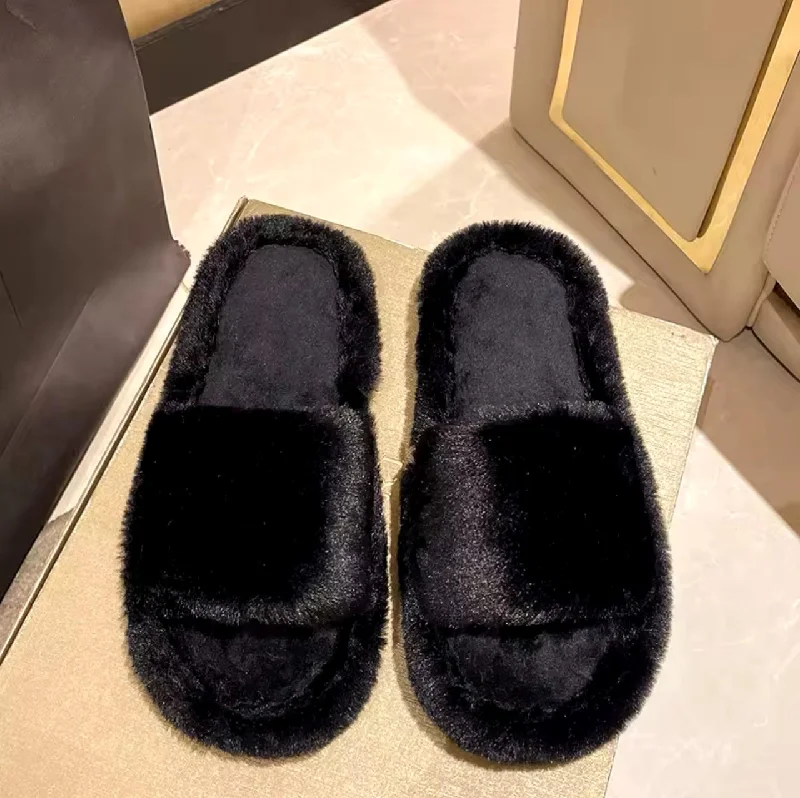 Men's slippers with a leather sole for a classic lookSimple fur slipper