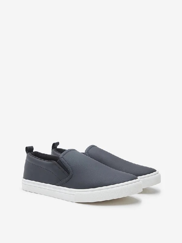 Men's casual shoes with a contrast sole colorSOLEPLAY Black Slip-On Shoes