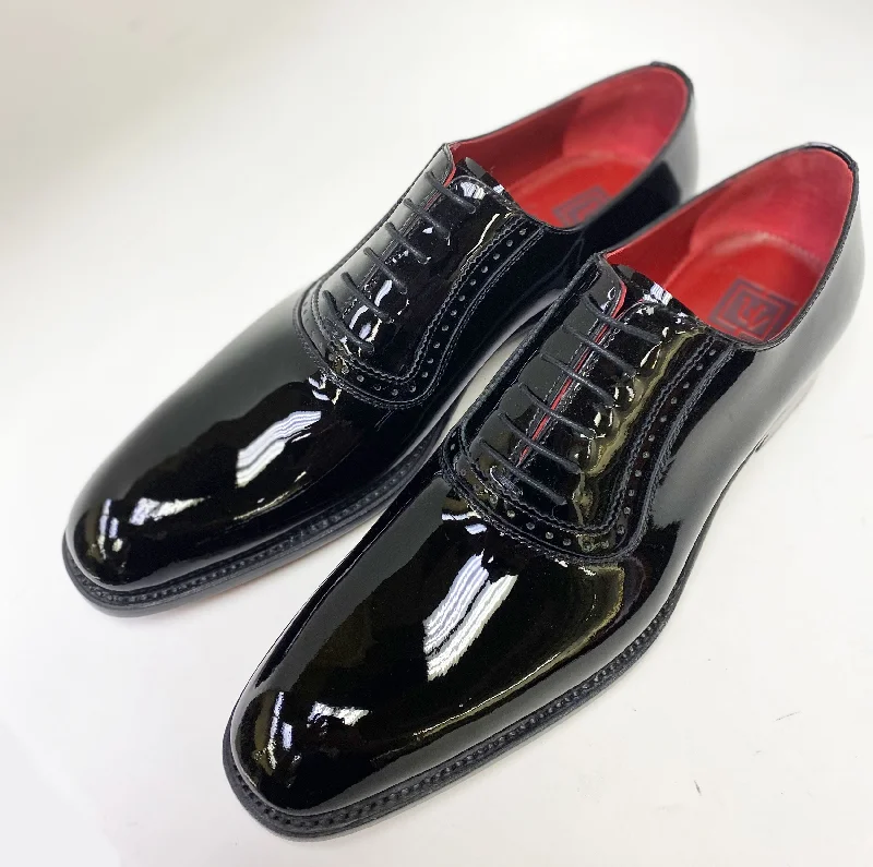 Men's Oxfords with a cap - toe design and a rubber heelStyle: 22101-1233P-Black