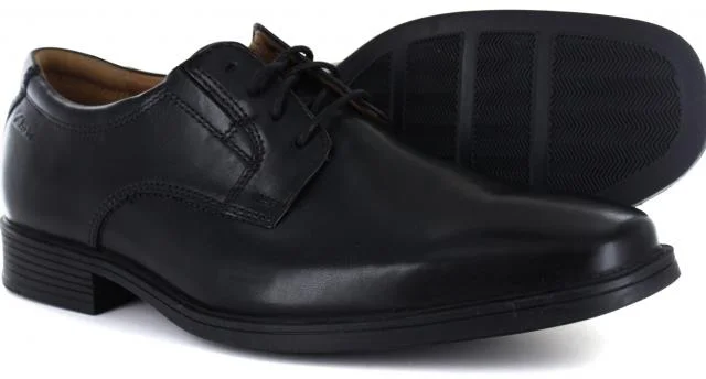 Men's formal shoes with a wingtip designClarks Tilden Plain II waterproof