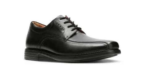 Men's formal shoes in a black or brown leatherClarks Un Kenneth Way Black